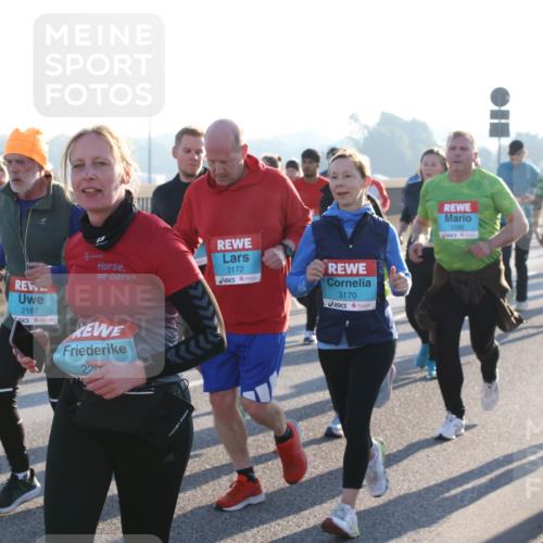 03.10.2025 - Köhlbrandbrückenlauf Lena Gebhardt http://msf.ph/oto/9070945 03.10.2025 09:24:31 Position 1 2187, 3172, 3170, 3398 meine-sportfotos.de