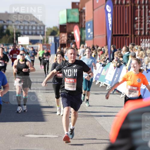 03.10.2025 - Köhlbrandbrückenlauf Jannik Wohlers http://msf.ph/oto/9070957 03.10.2025 13:14:54 Ziel 4202, 4224, 4232, 4406, 4533, 4784, 4890, 5054, 5525, 5535, 5682, 5686, 5711, 5737, 5760, 5761, 5814, 6017, 6128, 6129, 6293, 6344, 6815 meine-sportfotos.de