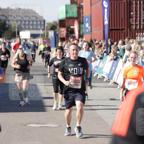 03.10.2025 - Köhlbrandbrückenlauf Jannik Wohlers http://msf.ph/oto/9070973 03.10.2025 13:14:54 Ziel 4202, 4224, 4232, 4406, 4533, 4784, 4890, 5054, 5525, 5535, 5682, 5686, 5711, 5737, 5760, 5761, 5814, 6017, 6128, 6129, 6293, 6344, 6815 meine-sportfotos.de