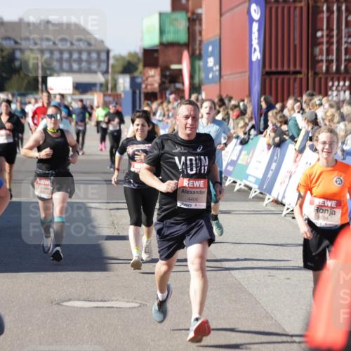 03.10.2025 - Köhlbrandbrückenlauf Jannik Wohlers http://msf.ph/oto/9070978 03.10.2025 13:14:54 Ziel 4202, 4224, 4232, 4406, 4533, 4784, 4890, 5054, 5525, 5535, 5682, 5686, 5711, 5737, 5760, 5761, 5814, 6017, 6128, 6129, 6293, 6344, 6815 meine-sportfotos.de