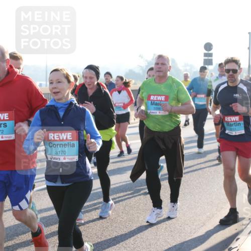 03.10.2025 - Köhlbrandbrückenlauf Lena Gebhardt http://msf.ph/oto/9070991 03.10.2025 09:24:32 Position 1 3172, 3170, 3398, 3151 meine-sportfotos.de