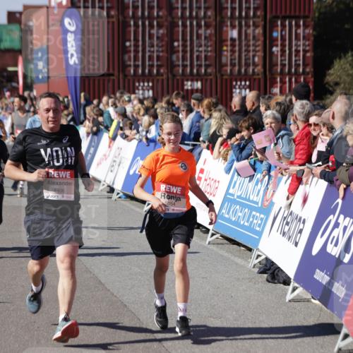 03.10.2025 - Köhlbrandbrückenlauf Jannik Wohlers http://msf.ph/oto/9070994 03.10.2025 13:14:55 Ziel 4202, 4224, 4232, 4406, 4533, 4784, 4890, 5054, 5525, 5535, 5682, 5686, 5711, 5737, 5760, 5761, 5814, 6017, 6128, 6129, 6293, 6344, 6815 meine-sportfotos.de