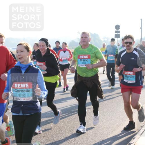 03.10.2025 - Köhlbrandbrückenlauf Lena Gebhardt http://msf.ph/oto/9071005 03.10.2025 09:24:32 Position 1 3172, 3170, 3398, 3151 meine-sportfotos.de