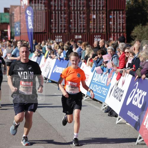 03.10.2025 - Köhlbrandbrückenlauf Jannik Wohlers http://msf.ph/oto/9071010 03.10.2025 13:14:55 Ziel 4202, 4224, 4232, 4406, 4533, 4784, 4890, 5054, 5525, 5535, 5682, 5686, 5711, 5737, 5760, 5761, 5814, 6017, 6128, 6129, 6293, 6344, 6815 meine-sportfotos.de