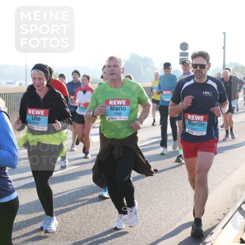 03.10.2025 - Köhlbrandbrückenlauf Lena Gebhardt http://msf.ph/oto/9071026 03.10.2025 09:24:32 Position 1 5, 3170, 3399, 3398, 3151 meine-sportfotos.de