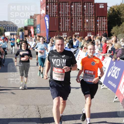 03.10.2025 - Köhlbrandbrückenlauf Jannik Wohlers http://msf.ph/oto/9071028 03.10.2025 13:14:56 Ziel 4202, 4224, 4232, 4406, 4533, 4784, 4890, 5054, 5173, 5525, 5535, 5711, 5737, 5760, 5761, 5814, 6017, 6128, 6129, 6293, 6344, 6454, 6815 meine-sportfotos.de