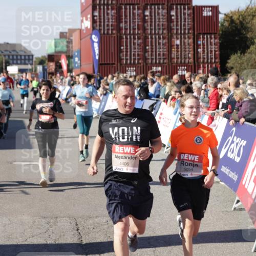 03.10.2025 - Köhlbrandbrückenlauf Jannik Wohlers http://msf.ph/oto/9071034 03.10.2025 13:14:56 Ziel 4202, 4224, 4232, 4406, 4533, 4784, 4890, 5054, 5173, 5525, 5535, 5711, 5737, 5760, 5761, 5814, 6017, 6128, 6129, 6293, 6344, 6454, 6815 meine-sportfotos.de