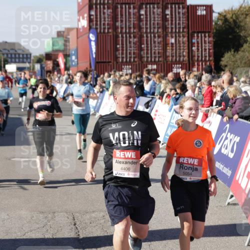 03.10.2025 - Köhlbrandbrückenlauf Jannik Wohlers http://msf.ph/oto/9071041 03.10.2025 13:14:56 Ziel 4202, 4224, 4232, 4406, 4533, 4784, 4890, 5054, 5173, 5525, 5535, 5711, 5737, 5760, 5761, 5814, 6017, 6128, 6129, 6293, 6344, 6454, 6815 meine-sportfotos.de