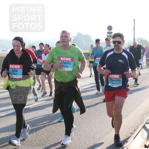 03.10.2025 - Köhlbrandbrückenlauf Lena Gebhardt http://msf.ph/oto/9071043 03.10.2025 09:24:32 Position 1 70, 3399, 398, 3151 meine-sportfotos.de