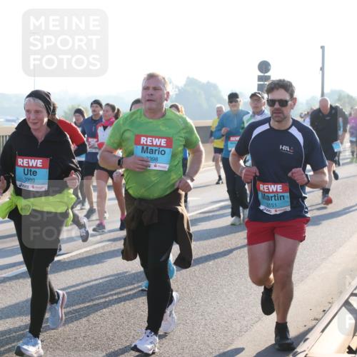03.10.2025 - Köhlbrandbrückenlauf Lena Gebhardt http://msf.ph/oto/9071051 03.10.2025 09:24:32 Position 1 3399, 2398, 3151 meine-sportfotos.de