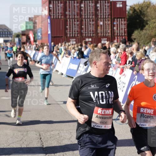 03.10.2025 - Köhlbrandbrückenlauf Jannik Wohlers http://msf.ph/oto/9071082 03.10.2025 13:14:56 Ziel 4202, 4224, 4232, 4406, 4533, 4784, 4890, 5054, 5173, 5525, 5535, 5711, 5737, 5760, 5761, 5814, 6017, 6128, 6129, 6293, 6344, 6454, 6815 meine-sportfotos.de