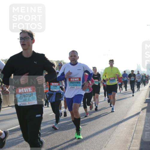 03.10.2025 - Köhlbrandbrückenlauf Jannik Wohlers http://msf.ph/oto/9071094 03.10.2025 09:17:45 Position 3 3410, 3411, 2716, 1331 meine-sportfotos.de