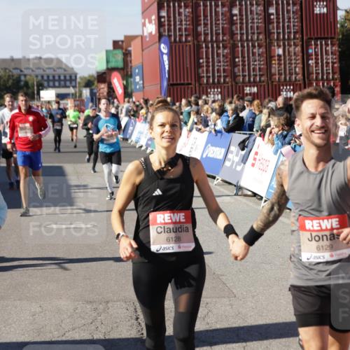 03.10.2025 - Köhlbrandbrückenlauf Jannik Wohlers http://msf.ph/oto/9071216 03.10.2025 13:15:00 Ziel 4224, 4232, 4244, 4282, 4406, 4784, 4890, 5054, 5173, 5525, 5535, 5737, 5760, 5761, 6017, 6128, 6129, 6293, 6454, 6810, 6815 meine-sportfotos.de