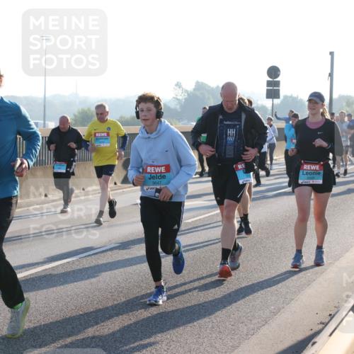03.10.2025 - Köhlbrandbrückenlauf Lena Gebhardt http://msf.ph/oto/9071288 03.10.2025 09:24:36 Position 1 2111, 3647, 2050 meine-sportfotos.de