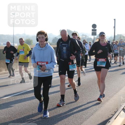 03.10.2025 - Köhlbrandbrückenlauf Lena Gebhardt http://msf.ph/oto/9071328 03.10.2025 09:24:36 Position 1 3052, 2050 meine-sportfotos.de