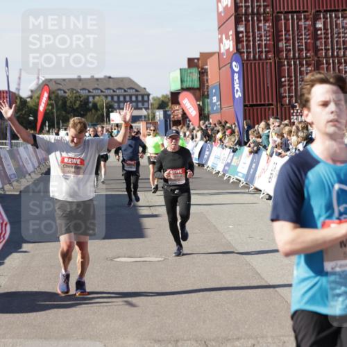03.10.2025 - Köhlbrandbrückenlauf Jannik Wohlers http://msf.ph/oto/9071332 03.10.2025 13:15:04 Ziel 4090, 4232, 4244, 4282, 4406, 4784, 5054, 5173, 5186, 5737, 6017, 6128, 6129, 6189, 6249, 6252, 6293, 6454, 6810, 6815 meine-sportfotos.de