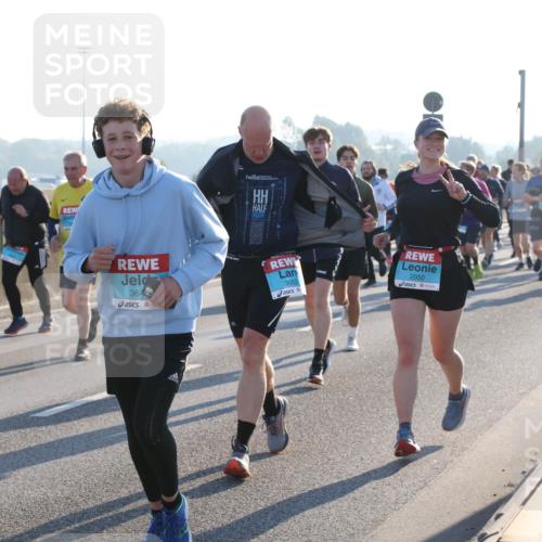 03.10.2025 - Köhlbrandbrückenlauf Lena Gebhardt http://msf.ph/oto/9071344 03.10.2025 09:24:36 Position 1 364, 3052, 2050 meine-sportfotos.de