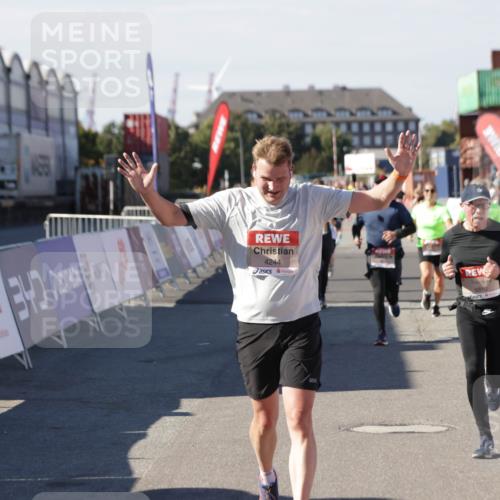 03.10.2025 - Köhlbrandbrückenlauf Jannik Wohlers http://msf.ph/oto/9071346 03.10.2025 13:15:04 Ziel 4090, 4232, 4244, 4282, 4406, 4784, 5054, 5173, 5186, 5737, 6017, 6128, 6129, 6189, 6249, 6252, 6293, 6454, 6810, 6815 meine-sportfotos.de