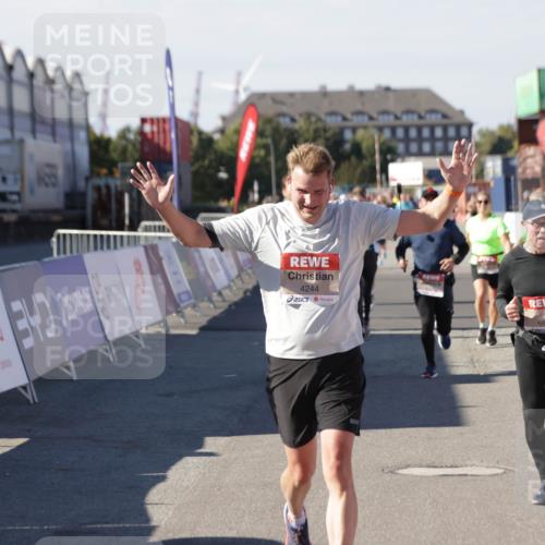 03.10.2025 - Köhlbrandbrückenlauf Jannik Wohlers http://msf.ph/oto/9071350 03.10.2025 13:15:04 Ziel 4090, 4232, 4244, 4282, 4406, 4784, 5054, 5173, 5186, 5737, 6017, 6128, 6129, 6189, 6249, 6252, 6293, 6454, 6810, 6815 meine-sportfotos.de