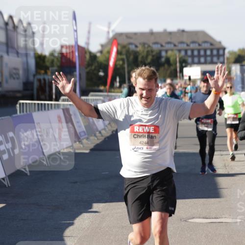 03.10.2025 - Köhlbrandbrückenlauf Jannik Wohlers http://msf.ph/oto/9071355 03.10.2025 13:15:04 Ziel 4090, 4232, 4244, 4282, 4406, 4784, 5054, 5173, 5186, 5737, 6017, 6128, 6129, 6189, 6249, 6252, 6293, 6454, 6810, 6815 meine-sportfotos.de