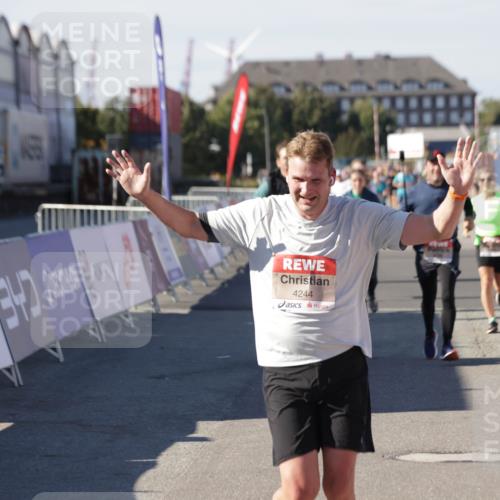 03.10.2025 - Köhlbrandbrückenlauf Jannik Wohlers http://msf.ph/oto/9071362 03.10.2025 13:15:04 Ziel 4090, 4232, 4244, 4282, 4406, 4784, 5054, 5173, 5186, 5737, 6017, 6128, 6129, 6189, 6249, 6252, 6293, 6454, 6810, 6815 meine-sportfotos.de
