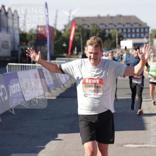 03.10.2025 - Köhlbrandbrückenlauf Jannik Wohlers http://msf.ph/oto/9071367 03.10.2025 13:15:04 Ziel 4090, 4232, 4244, 4282, 4406, 4784, 5054, 5173, 5186, 5737, 6017, 6128, 6129, 6189, 6249, 6252, 6293, 6454, 6810, 6815 meine-sportfotos.de