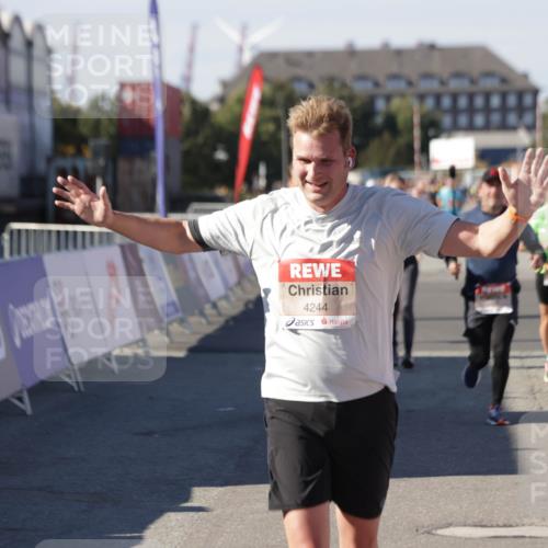 03.10.2025 - Köhlbrandbrückenlauf Jannik Wohlers http://msf.ph/oto/9071375 03.10.2025 13:15:05 Ziel 4090, 4232, 4244, 4282, 4406, 4784, 5054, 5173, 5186, 5737, 6017, 6128, 6129, 6189, 6249, 6252, 6293, 6370, 6454, 6591, 6810, 6815 meine-sportfotos.de