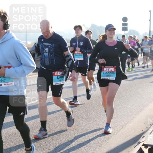 03.10.2025 - Köhlbrandbrückenlauf Lena Gebhardt http://msf.ph/oto/9071383 03.10.2025 09:24:37 Position 1 3647, 1725, 3052, 2050 meine-sportfotos.de