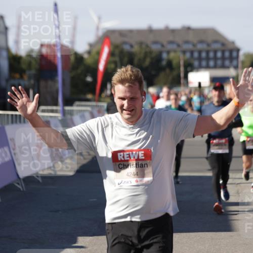 03.10.2025 - Köhlbrandbrückenlauf Jannik Wohlers http://msf.ph/oto/9071388 03.10.2025 13:15:05 Ziel 4090, 4232, 4244, 4282, 4406, 4784, 5054, 5173, 5186, 5737, 6017, 6128, 6129, 6189, 6249, 6252, 6293, 6370, 6454, 6591, 6810, 6815 meine-sportfotos.de