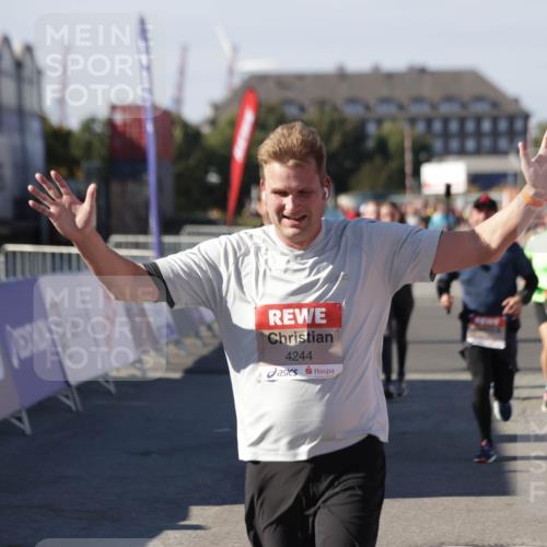 03.10.2025 - Köhlbrandbrückenlauf Jannik Wohlers http://msf.ph/oto/9071395 03.10.2025 13:15:05 Ziel 4090, 4232, 4244, 4282, 4406, 4784, 5054, 5173, 5186, 5737, 6017, 6128, 6129, 6189, 6249, 6252, 6293, 6370, 6454, 6591, 6810, 6815 meine-sportfotos.de