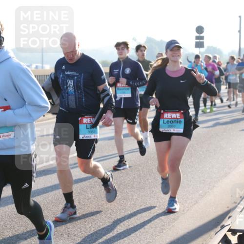 03.10.2025 - Köhlbrandbrückenlauf Lena Gebhardt http://msf.ph/oto/9071398 03.10.2025 09:24:37 Position 1 1725, 3647, 3052, 2050 meine-sportfotos.de