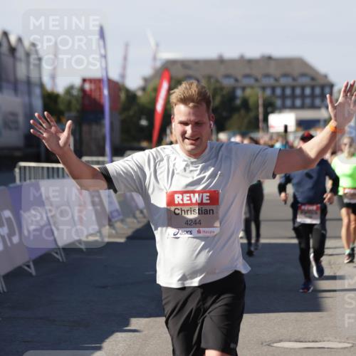 03.10.2025 - Köhlbrandbrückenlauf Jannik Wohlers http://msf.ph/oto/9071402 03.10.2025 13:15:05 Ziel 4090, 4232, 4244, 4282, 4406, 4784, 5054, 5173, 5186, 5737, 6017, 6128, 6129, 6189, 6249, 6252, 6293, 6370, 6454, 6591, 6810, 6815 meine-sportfotos.de