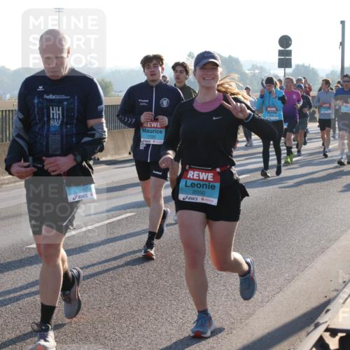 03.10.2025 - Köhlbrandbrückenlauf Lena Gebhardt http://msf.ph/oto/9071405 03.10.2025 09:24:37 Position 1 1619, 1725, 3052, 2050 meine-sportfotos.de