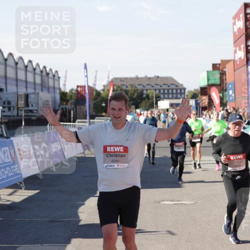 03.10.2025 - Köhlbrandbrückenlauf Jannik Wohlers http://msf.ph/oto/9071406 03.10.2025 13:15:05 Ziel 4090, 4232, 4244, 4282, 4406, 4784, 5054, 5173, 5186, 5737, 6017, 6128, 6129, 6189, 6249, 6252, 6293, 6370, 6454, 6591, 6810, 6815 meine-sportfotos.de