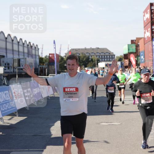 03.10.2025 - Köhlbrandbrückenlauf Jannik Wohlers http://msf.ph/oto/9071414 03.10.2025 13:15:05 Ziel 4090, 4232, 4244, 4282, 4406, 4784, 5054, 5173, 5186, 5737, 6017, 6128, 6129, 6189, 6249, 6252, 6293, 6370, 6454, 6591, 6810, 6815 meine-sportfotos.de