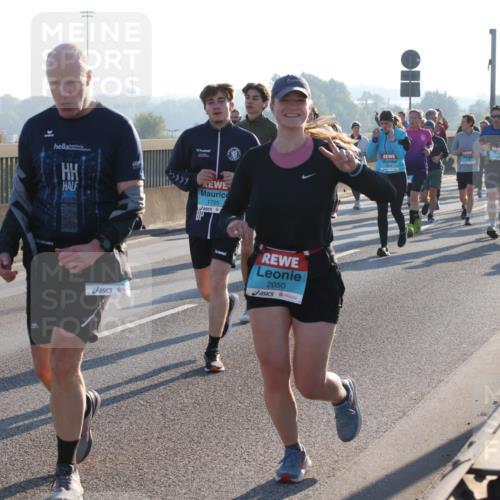 03.10.2025 - Köhlbrandbrückenlauf Lena Gebhardt http://msf.ph/oto/9071416 03.10.2025 09:24:37 Position 1 1725, 2050 meine-sportfotos.de