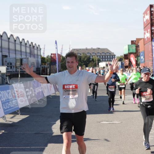 03.10.2025 - Köhlbrandbrückenlauf Jannik Wohlers http://msf.ph/oto/9071420 03.10.2025 13:15:05 Ziel 4090, 4232, 4244, 4282, 4406, 4784, 5054, 5173, 5186, 5737, 6017, 6128, 6129, 6189, 6249, 6252, 6293, 6370, 6454, 6591, 6810, 6815 meine-sportfotos.de