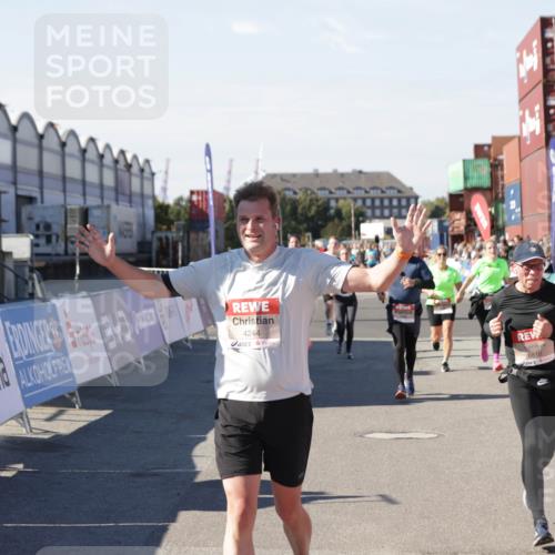 03.10.2025 - Köhlbrandbrückenlauf Jannik Wohlers http://msf.ph/oto/9071427 03.10.2025 13:15:05 Ziel 4090, 4232, 4244, 4282, 4406, 4784, 5054, 5173, 5186, 5737, 6017, 6128, 6129, 6189, 6249, 6252, 6293, 6370, 6454, 6591, 6810, 6815 meine-sportfotos.de