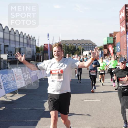 03.10.2025 - Köhlbrandbrückenlauf Jannik Wohlers http://msf.ph/oto/9071433 03.10.2025 13:15:05 Ziel 4090, 4232, 4244, 4282, 4406, 4784, 5054, 5173, 5186, 5737, 6017, 6128, 6129, 6189, 6249, 6252, 6293, 6370, 6454, 6591, 6810, 6815 meine-sportfotos.de