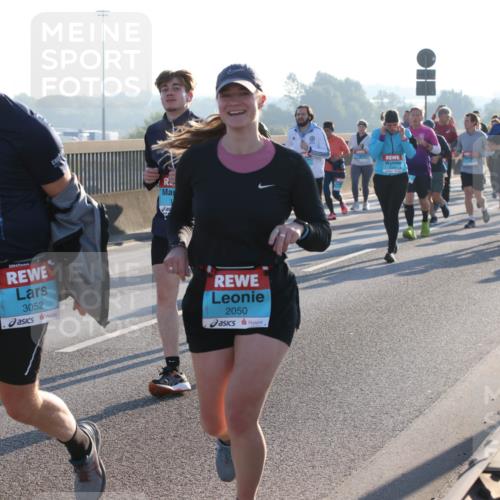 03.10.2025 - Köhlbrandbrückenlauf Lena Gebhardt http://msf.ph/oto/9071456 03.10.2025 09:24:38 Position 1 1619, 3052, 2050 meine-sportfotos.de
