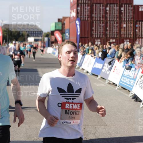03.10.2025 - Köhlbrandbrückenlauf Jannik Wohlers http://msf.ph/oto/9071618 03.10.2025 13:15:13 Ziel 4090, 4244, 4282, 5186, 6189, 6249, 6252, 6370, 6591, 6773, 6810 meine-sportfotos.de