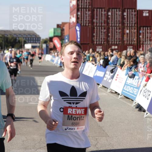 03.10.2025 - Köhlbrandbrückenlauf Jannik Wohlers http://msf.ph/oto/9071624 03.10.2025 13:15:13 Ziel 4090, 4244, 4282, 5186, 6189, 6249, 6252, 6370, 6591, 6773, 6810 meine-sportfotos.de