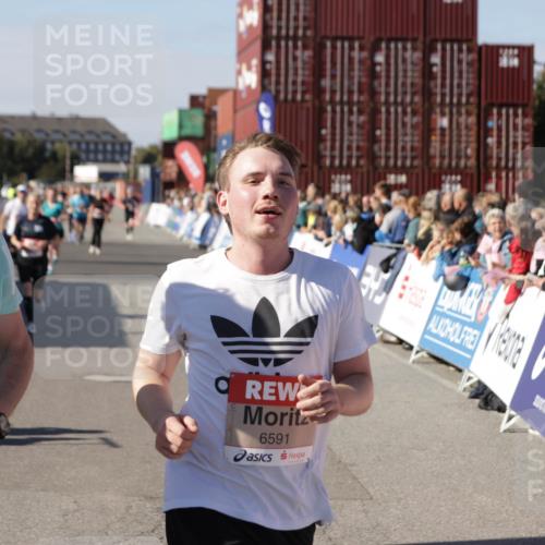 03.10.2025 - Köhlbrandbrückenlauf Jannik Wohlers http://msf.ph/oto/9071627 03.10.2025 13:15:13 Ziel 4090, 4244, 4282, 5186, 6189, 6249, 6252, 6370, 6591, 6773, 6810 meine-sportfotos.de