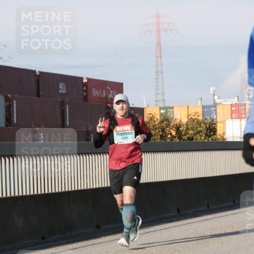 03.10.2025 - Köhlbrandbrückenlauf Jannik Wohlers http://msf.ph/oto/9071630 03.10.2025 09:49:47 Position 3 1808, 2920 meine-sportfotos.de