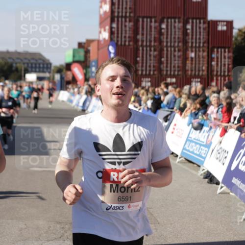 03.10.2025 - Köhlbrandbrückenlauf Jannik Wohlers http://msf.ph/oto/9071632 03.10.2025 13:15:13 Ziel 4090, 4244, 4282, 5186, 6189, 6249, 6252, 6370, 6591, 6773, 6810 meine-sportfotos.de