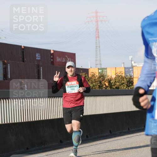 03.10.2025 - Köhlbrandbrückenlauf Jannik Wohlers http://msf.ph/oto/9071637 03.10.2025 09:49:47 Position 3 1808, 2920 meine-sportfotos.de