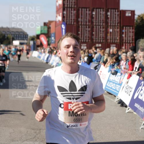 03.10.2025 - Köhlbrandbrückenlauf Jannik Wohlers http://msf.ph/oto/9071638 03.10.2025 13:15:14 Ziel 4090, 4244, 4610, 5186, 6189, 6249, 6252, 6370, 6591, 6773, 6790, 6810 meine-sportfotos.de