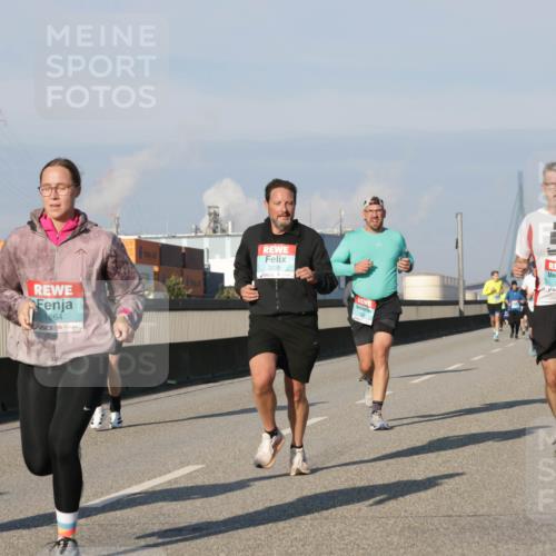 03.10.2025 - Köhlbrandbrückenlauf Jannik Wohlers http://msf.ph/oto/9071684 03.10.2025 09:49:49 Position 3 1864, 3235, 3236, 2 meine-sportfotos.de