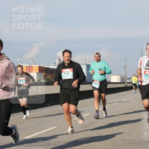 03.10.2025 - Köhlbrandbrückenlauf Jannik Wohlers http://msf.ph/oto/9071717 03.10.2025 09:49:49 Position 3 3235, 1326, 1864, 3236 meine-sportfotos.de