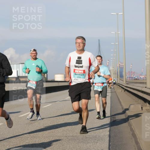 03.10.2025 - Köhlbrandbrückenlauf Jannik Wohlers http://msf.ph/oto/9071726 03.10.2025 09:49:50 Position 3 3235, 3236 meine-sportfotos.de